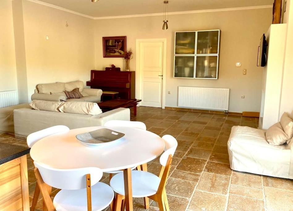 Apartmán Summer House With A Pool Near Sea, Port & Airport Rafína Exteriér fotografie